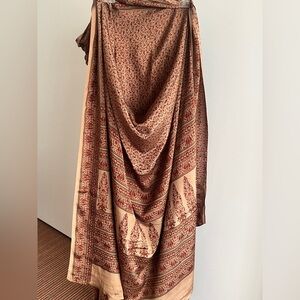 New 100% Silk Heavy Crepe Saree RITU KUMAR Style Taupe & Maroon Floral Paisley